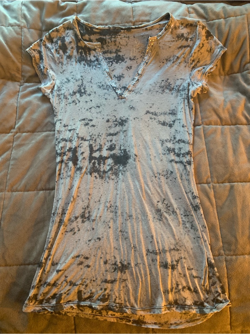 Y2K V-Neck Acid-Wash Tie-Dye Top in Gray and Black w/ Angel Wing Graphic on Back